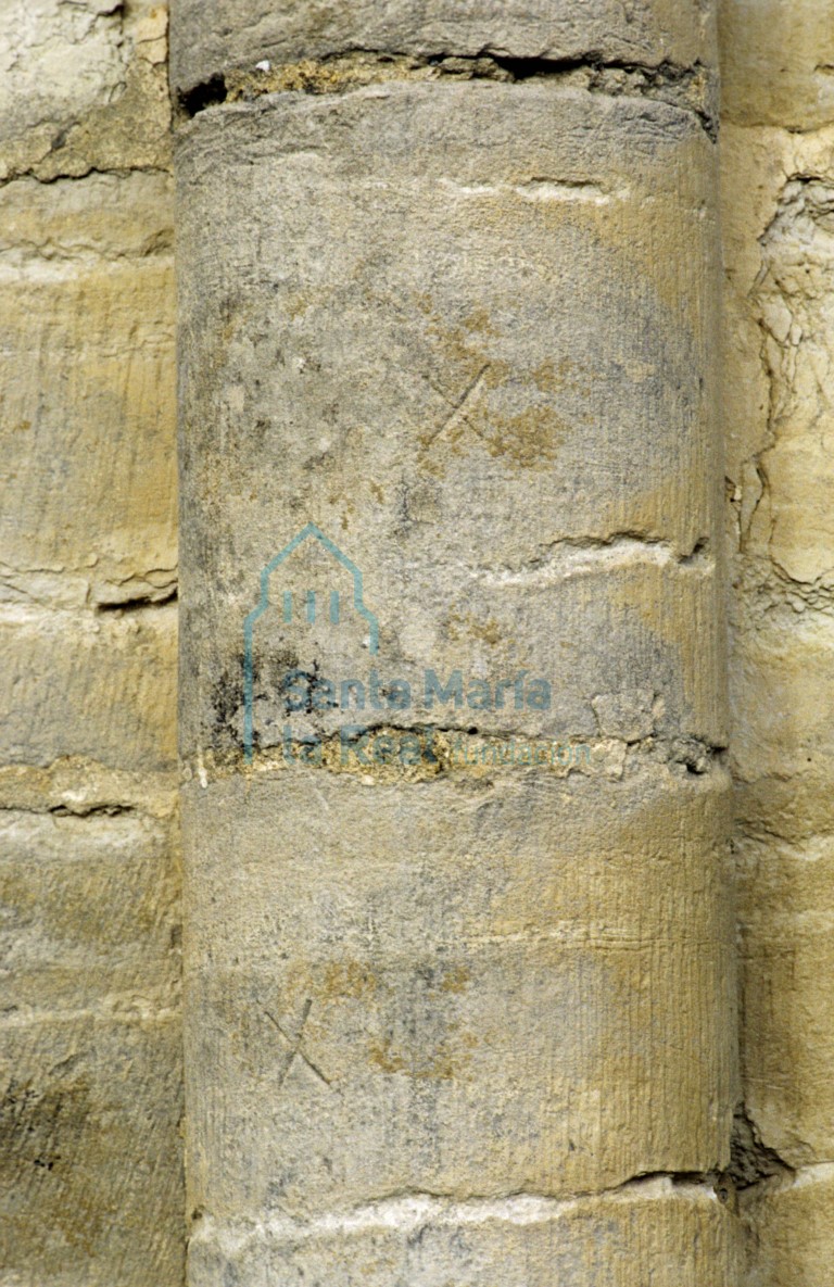Marcas de cantero en el fuste de una de las columnas de la cabecera de la iglesia