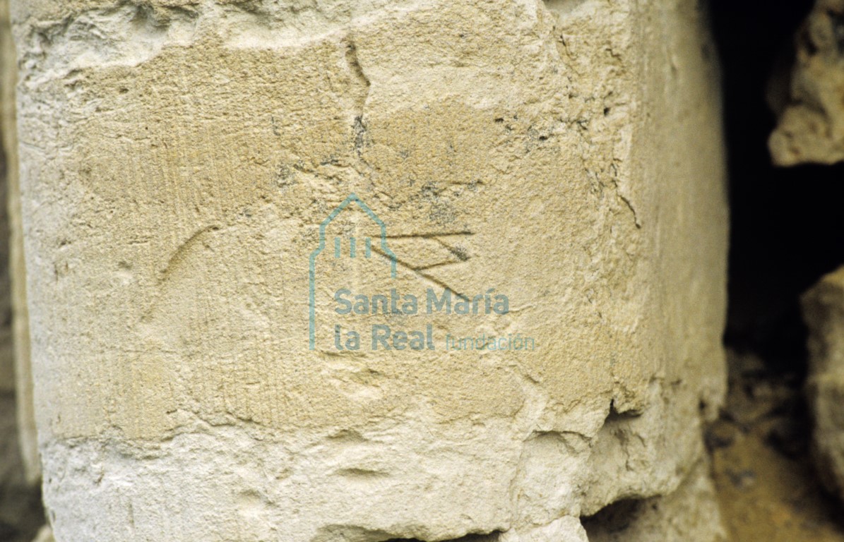 Marcas de cantero en la cabecera de la iglesia