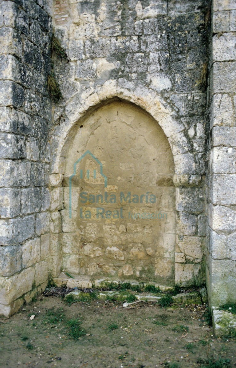 Portada cegada en el muro norte