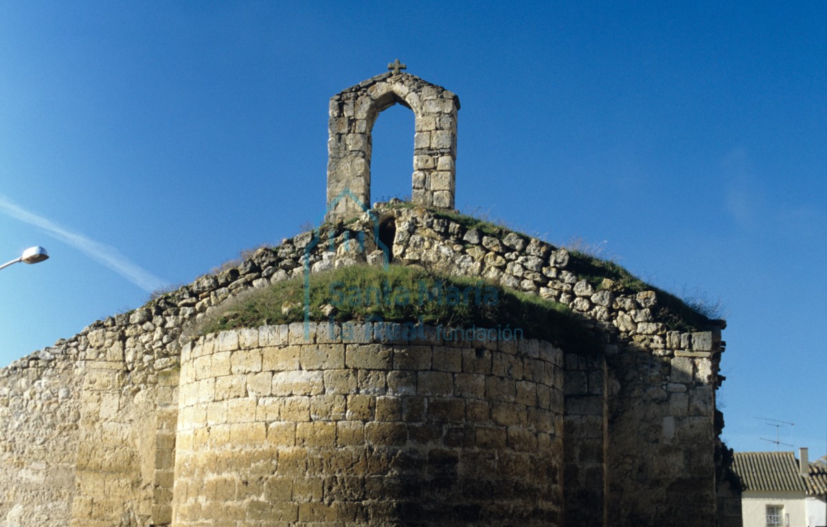 Vista del exterior del ábside y espadaña