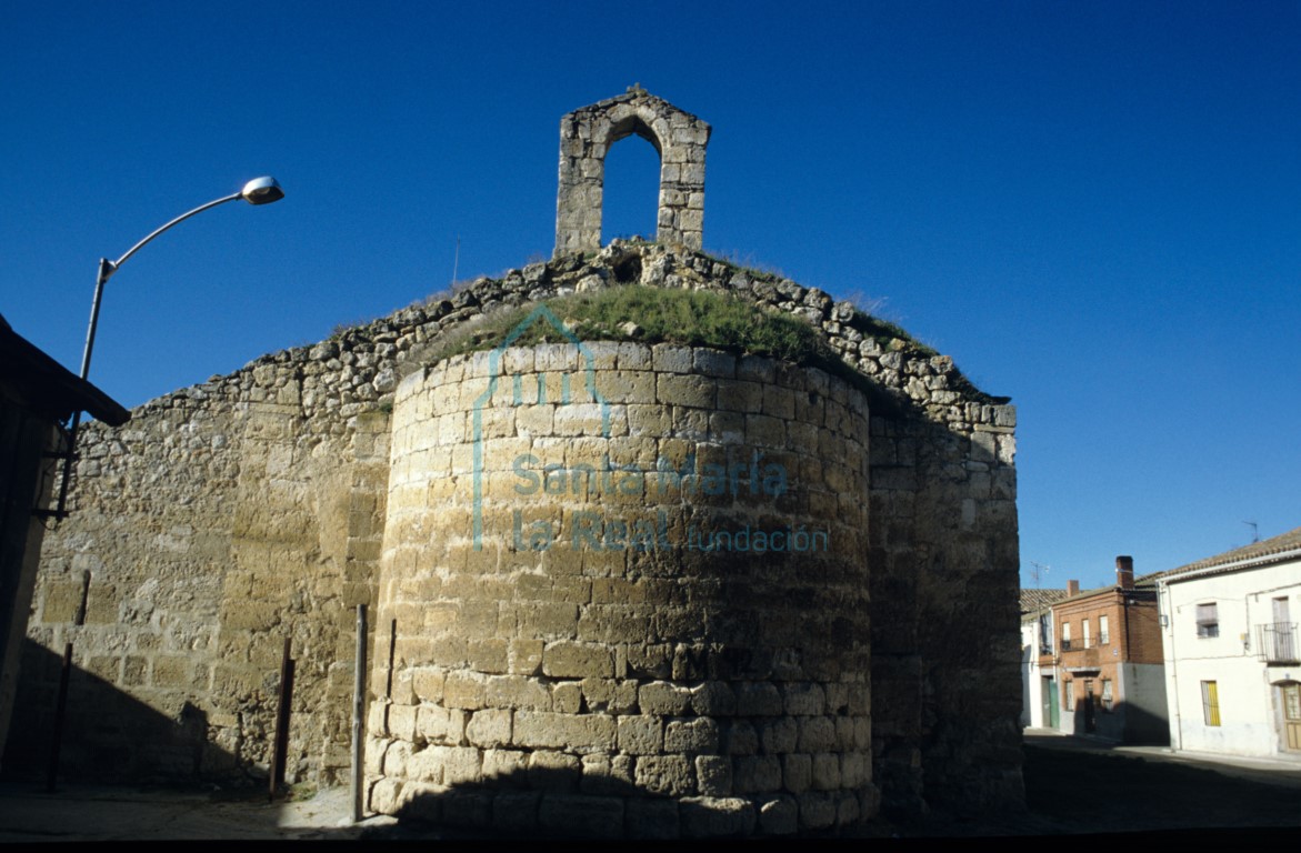 Vista del exterior del ábside y espadaña