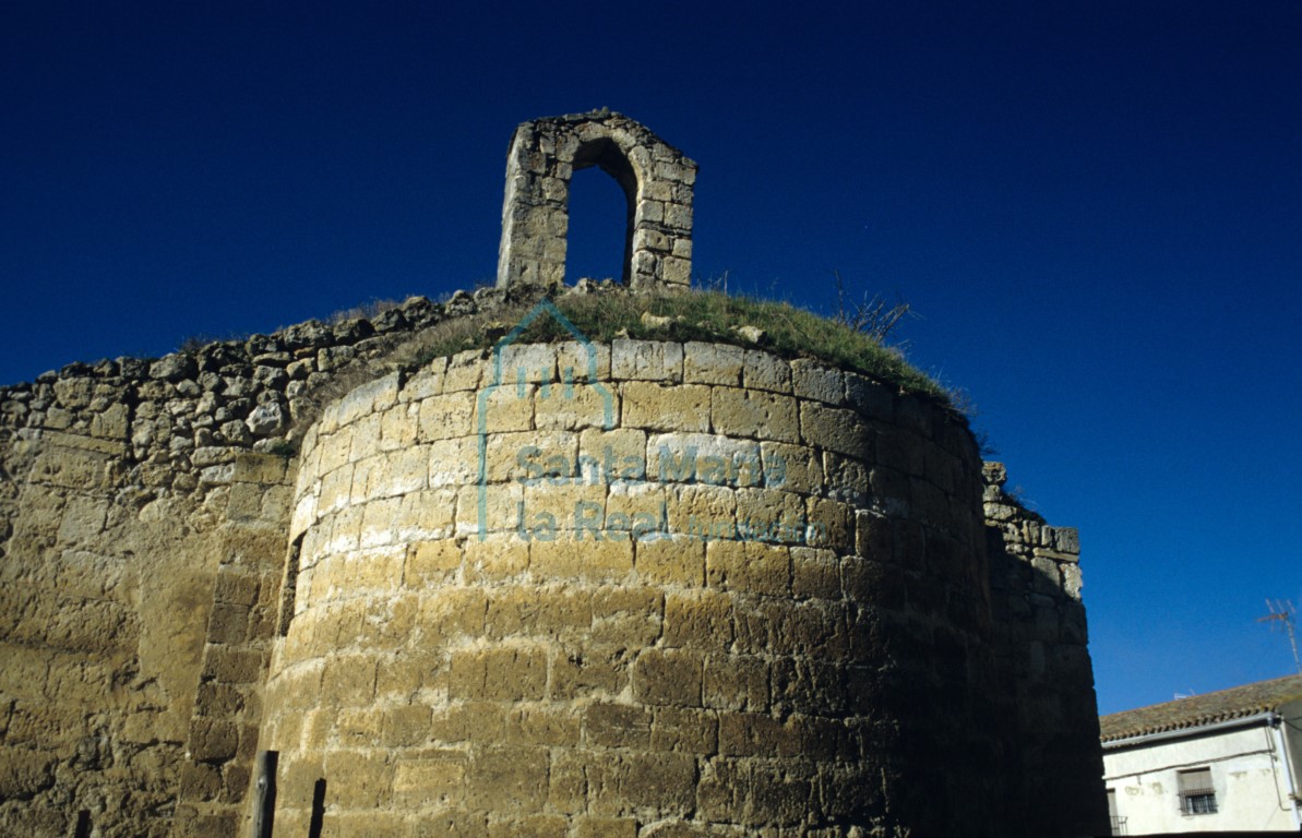 Vista del exterior del ábside y espadaña