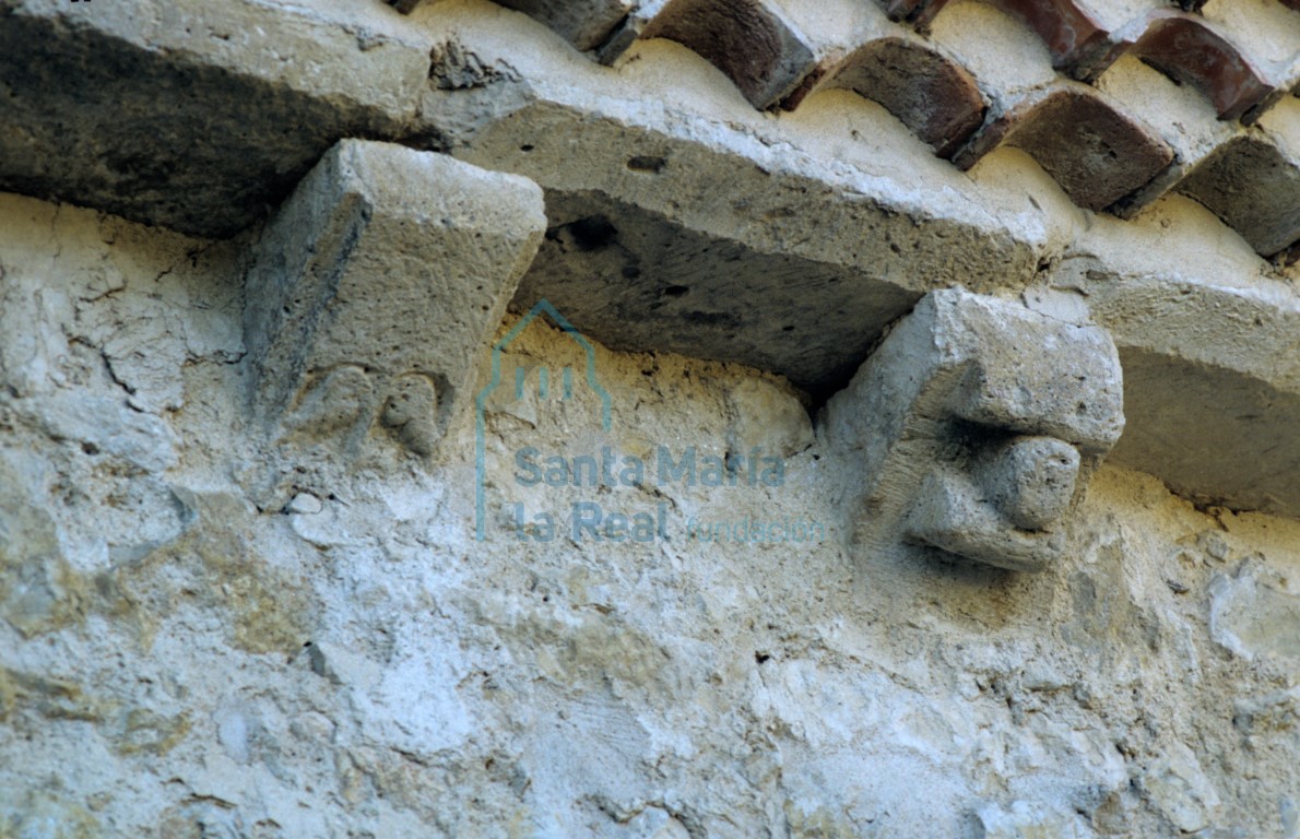 Canecillos románicos en la cornisa de una dependencia secundaria al norte del templo