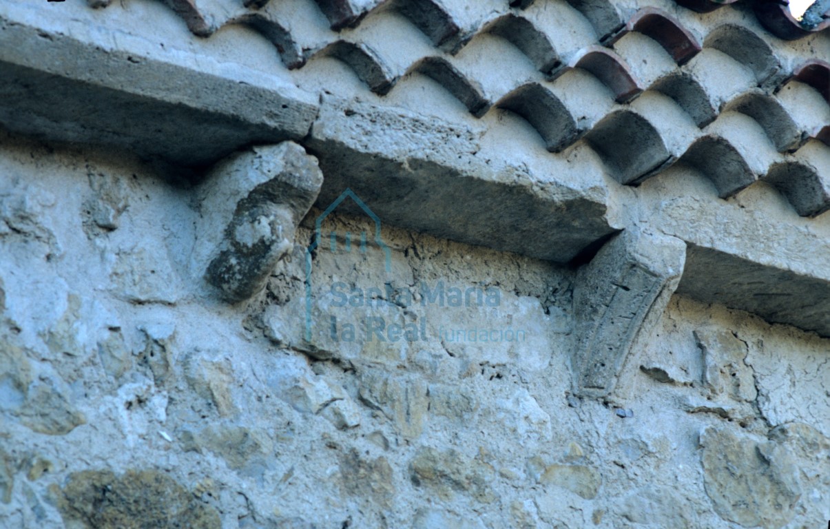 Canecillos románicos en la cornisa de una dependencia secundaria al norte del templo
