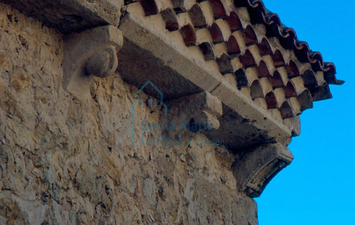 Canecillos románicos en la cornisa de una dependencia secundaria al norte del templo