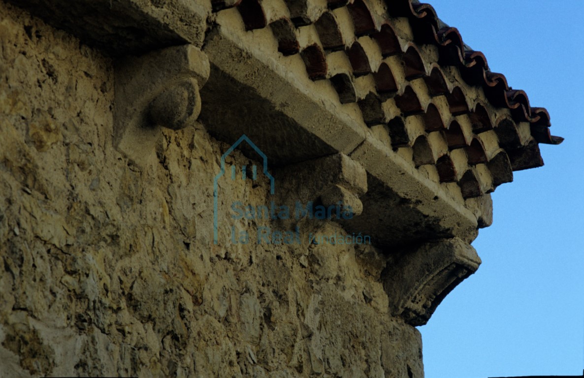 Detalle de los canecillos y la cornisa