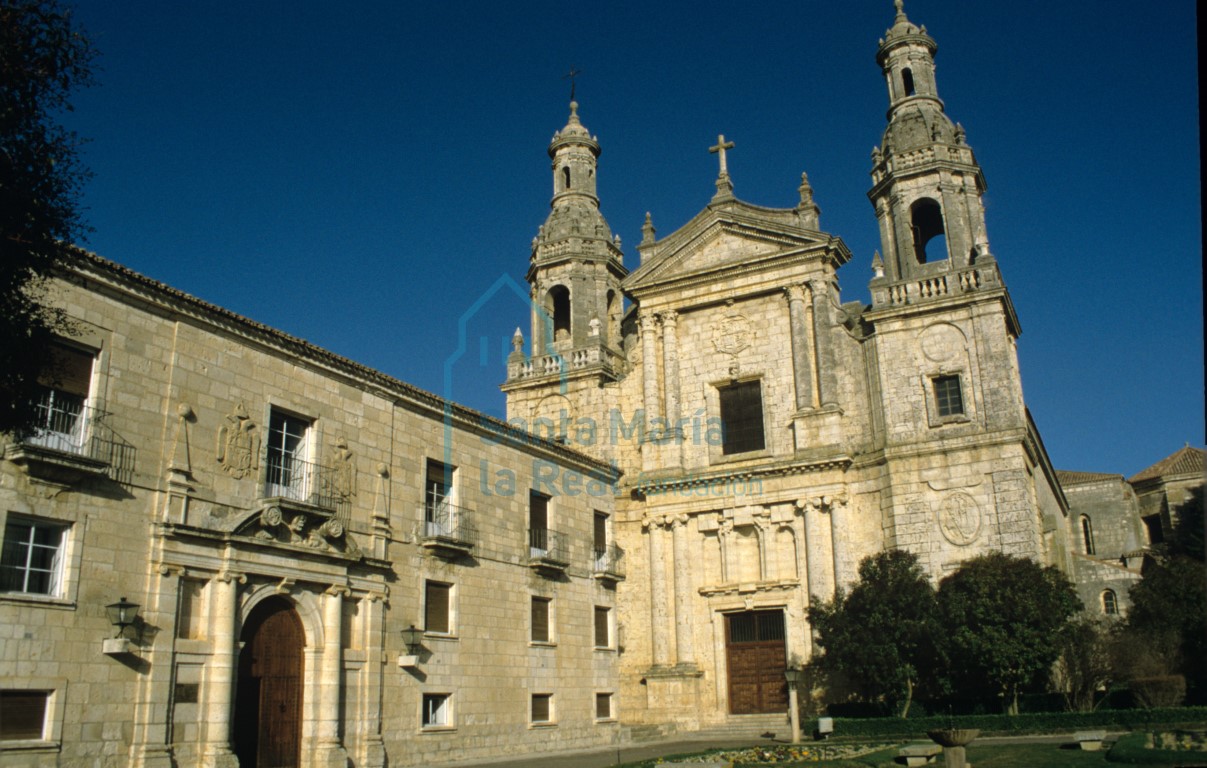 Fachada sur del monasterio y fachada occidental de la iglesia