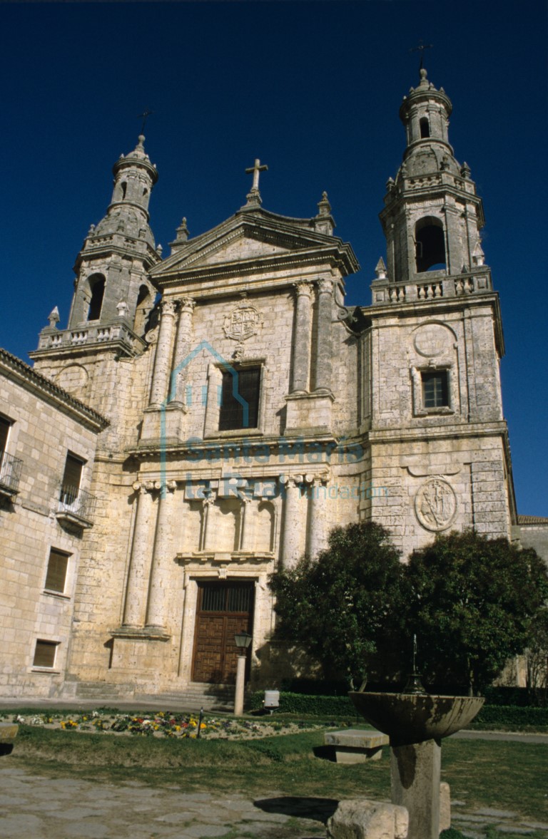 Fachada occidental de la iglesia