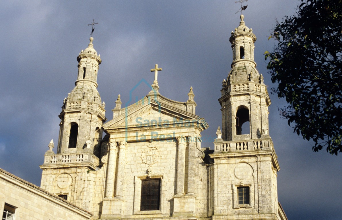 Cuerpo superior de la fachada occidental de la iglesia