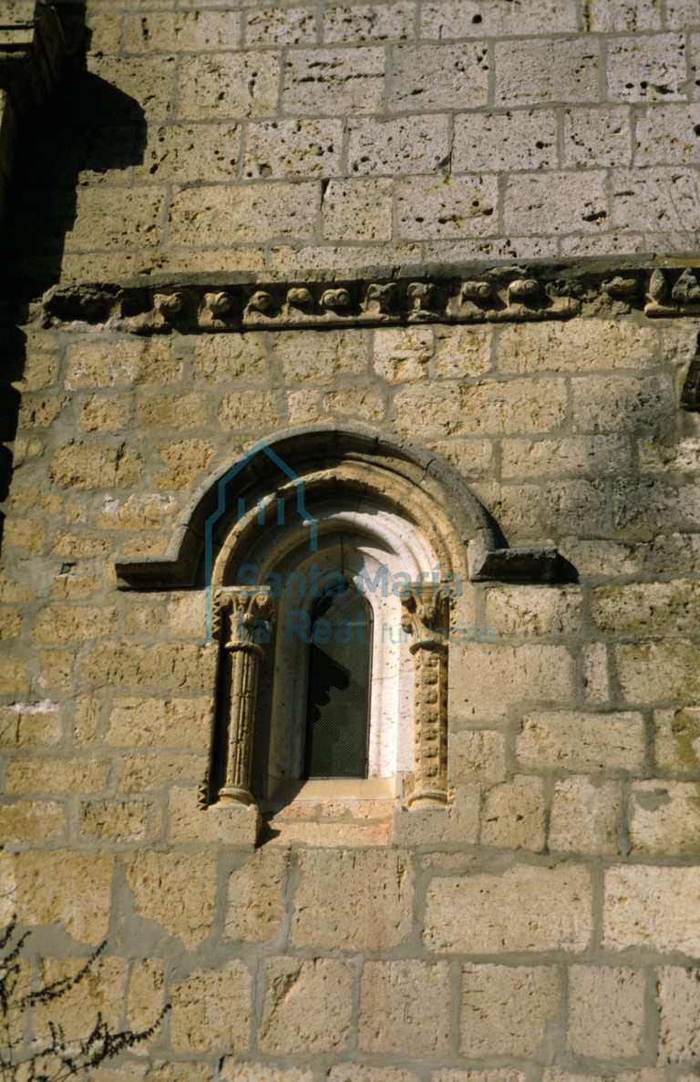 Ventana del muro sur de la iglesia