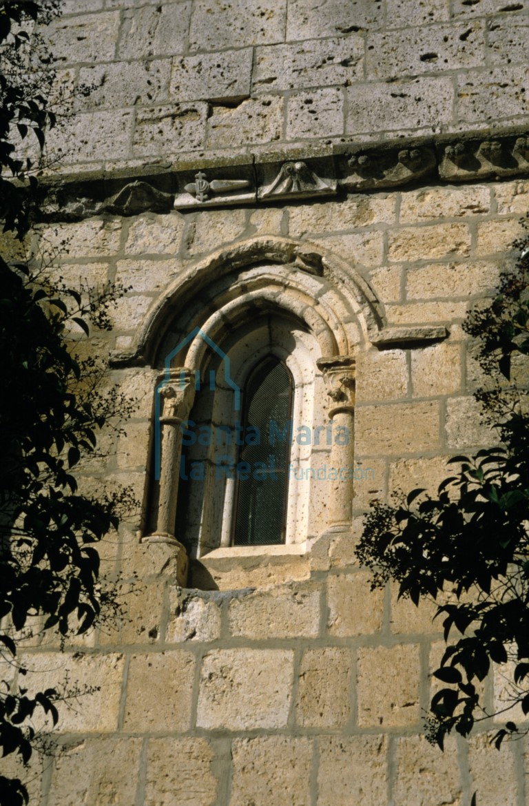 Ventana del muro sur de la iglesia