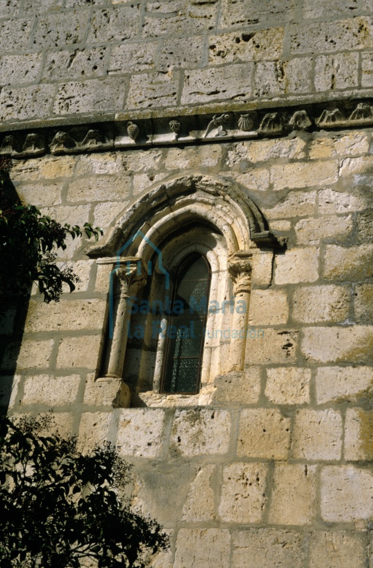 Ventana del muro sur de la iglesia