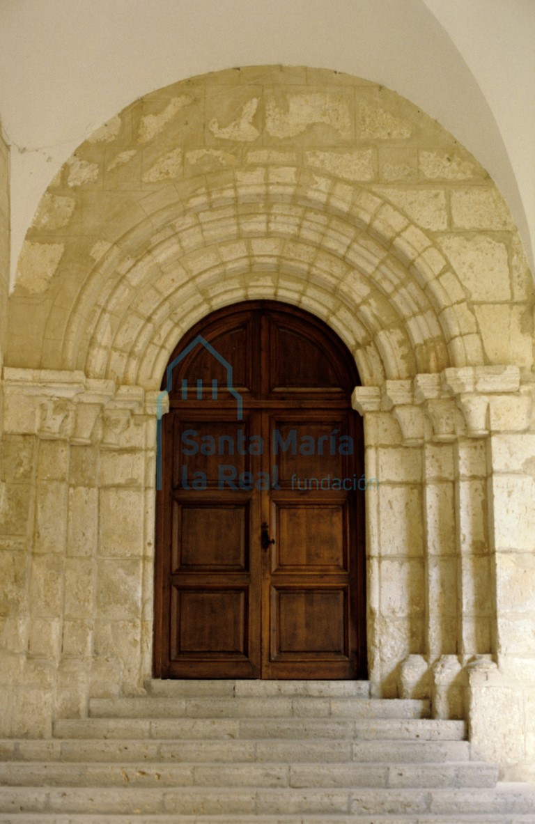 Portada de la nave norte, comunica la iglesia con el claustro Portada de la nave norte, comunica la iglesia con el claustro