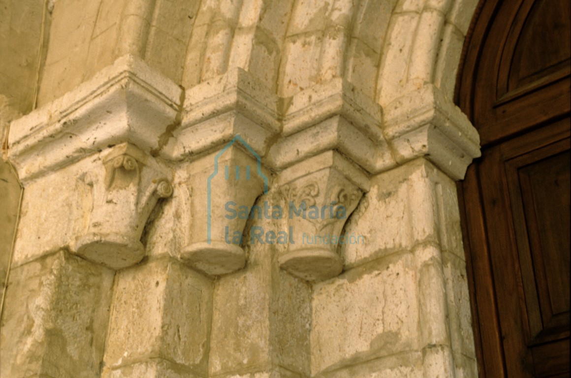 Capiteles del lado izquierdo de la portada de la nave norte, comunica la iglesia con el claustro