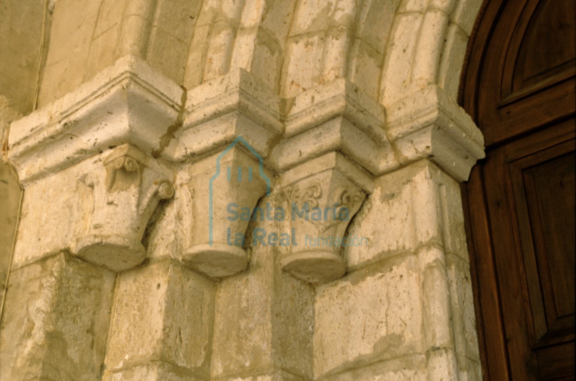 Capiteles del lado izquierdo de la portada de la nave norte, comunica la iglesia con el claustro Capiteles del lado izquierdo de la portada de la nave norte, comunica la iglesia con el claustro