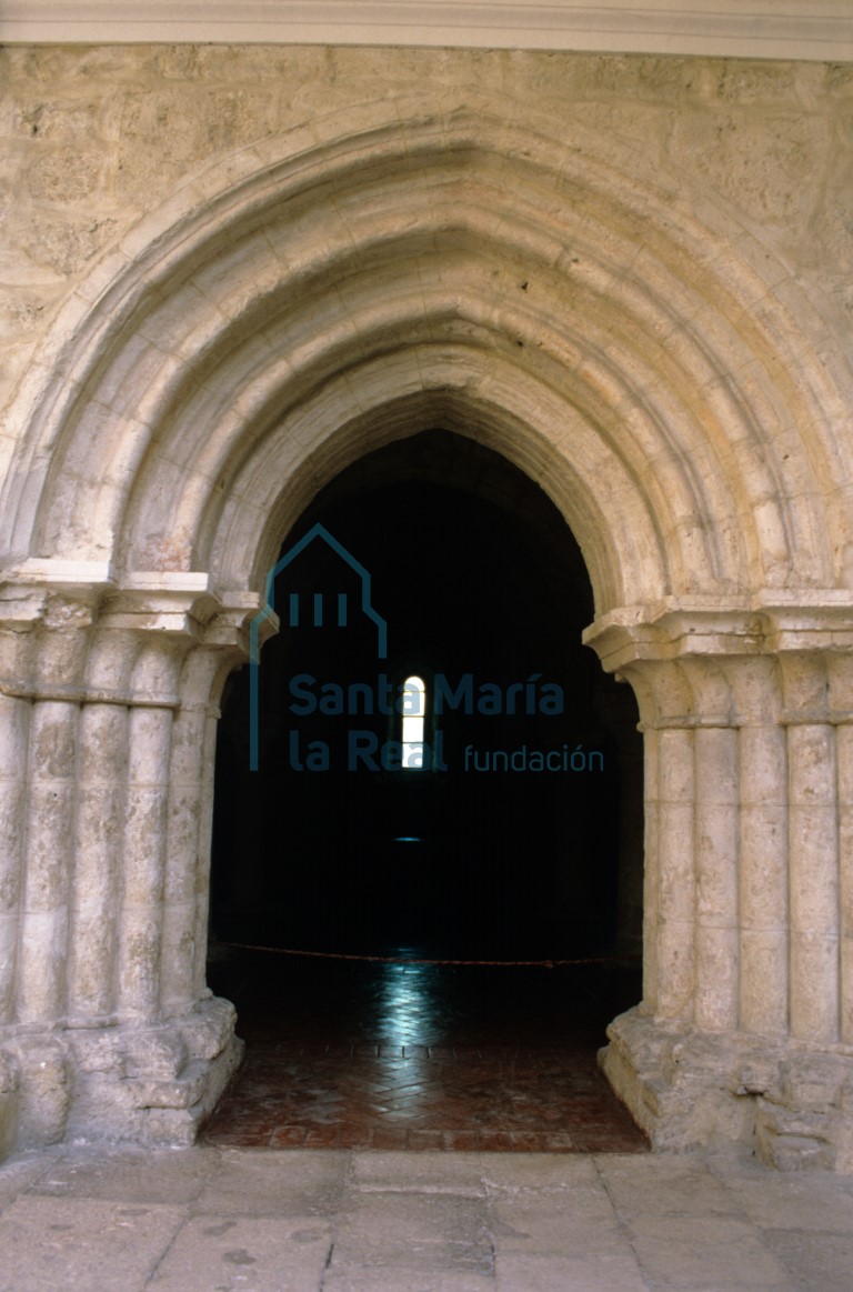 Puerta abierta de acceso a la Sala Capitular