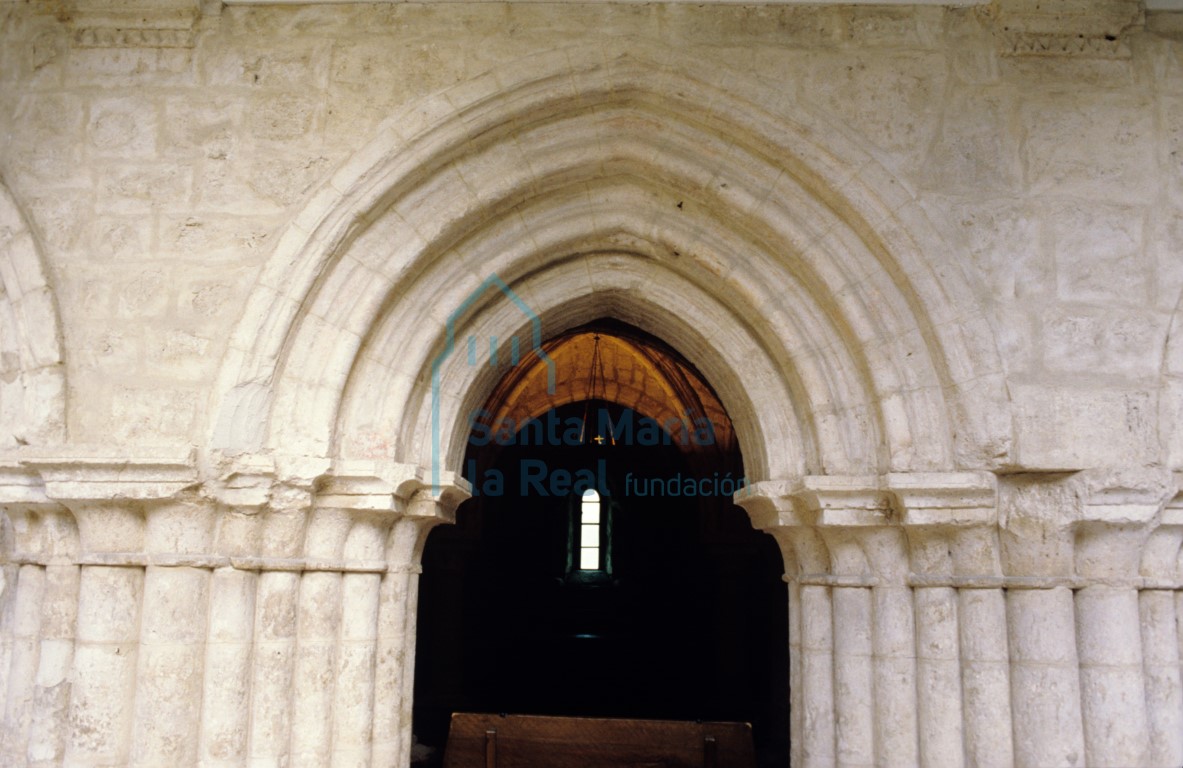 Puerta abierta de acceso a la Sala Capitular