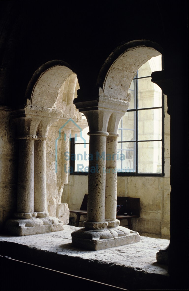 Vista desde el interior de la Sala Capitular de los vanos geminados cobijados por arcos