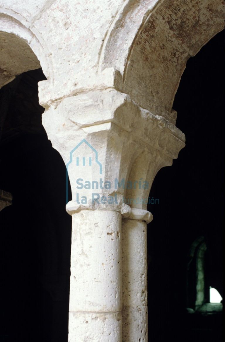 Capiteles centrales de los vanos geminados cobijados por arcos en la fachada de la Sala Capitular