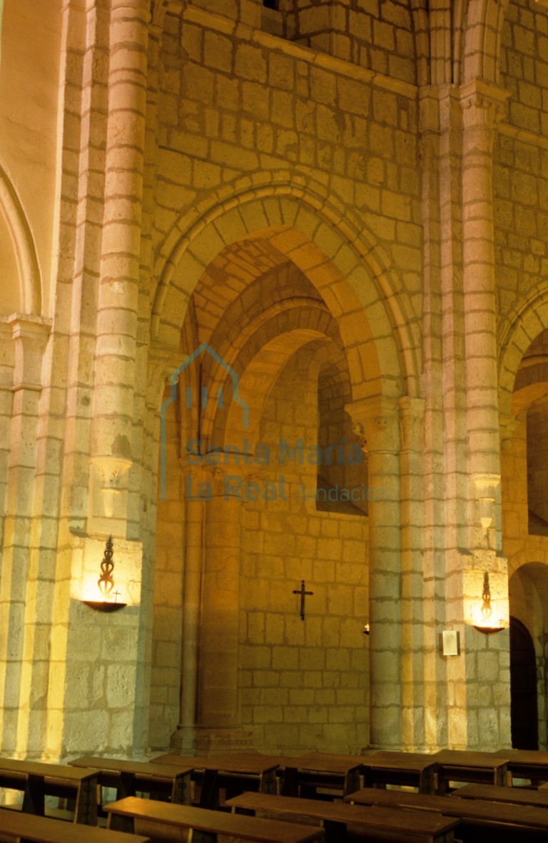 Arco del lado del evangelio de la nave central