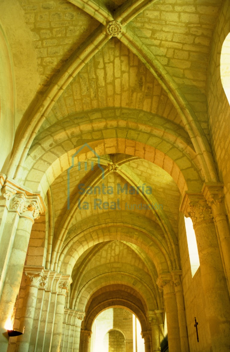 Vista del interior de la nave del lado de la epístola de la iglesia hacia la cabecera