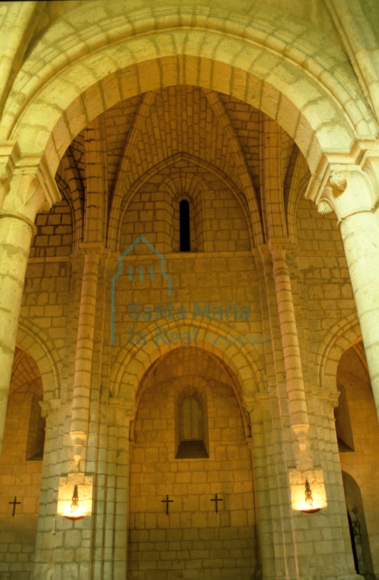 Vista transversal desde la nave del lado de la epístola hacia la nave del lado del evangelio Vista transversal desde la nave del lado de la epístola hacia la nave del lado del evangelio