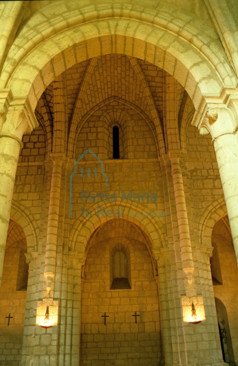 Vista transversal desde la nave del lado de la epístola hacia la nave del lado del evangelio