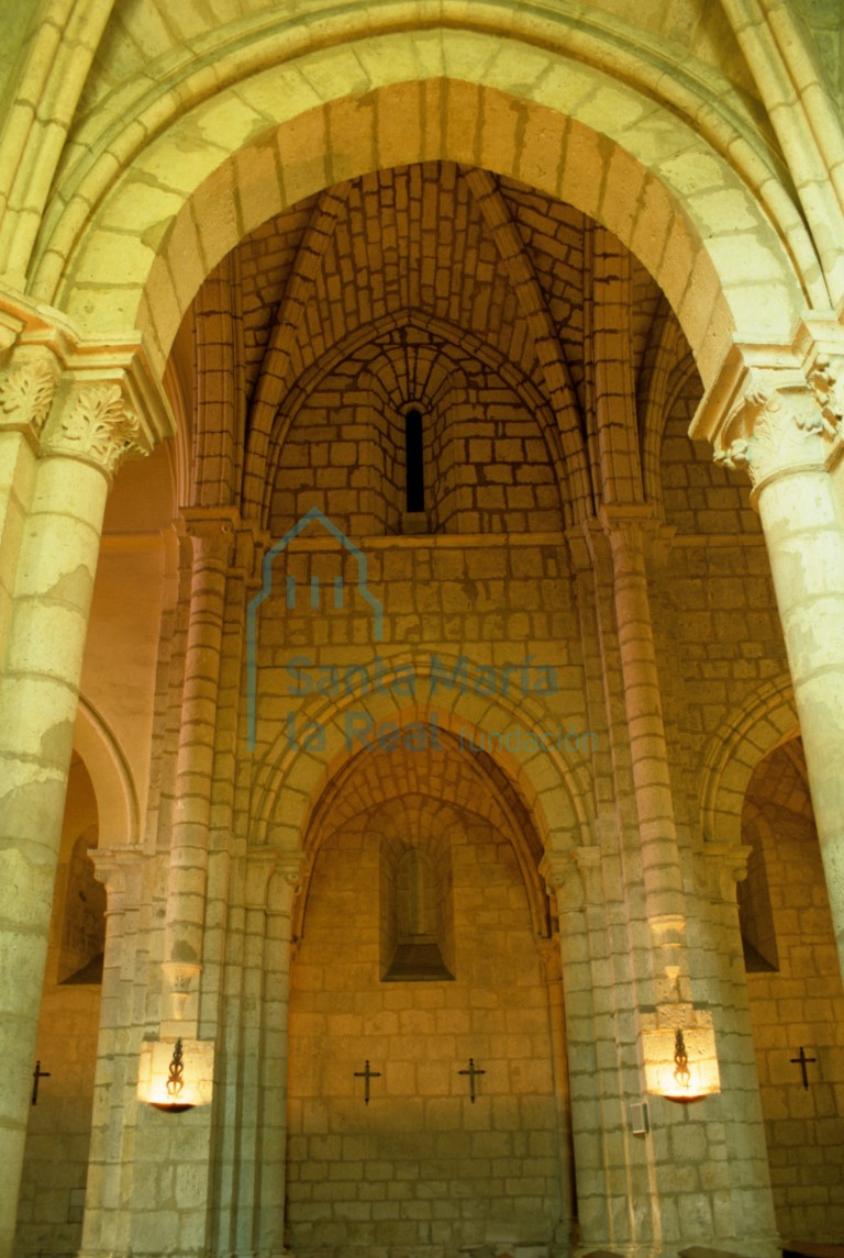 Vista transversal desde la nave del lado de la epístola hacia la nave del lado del evangelio