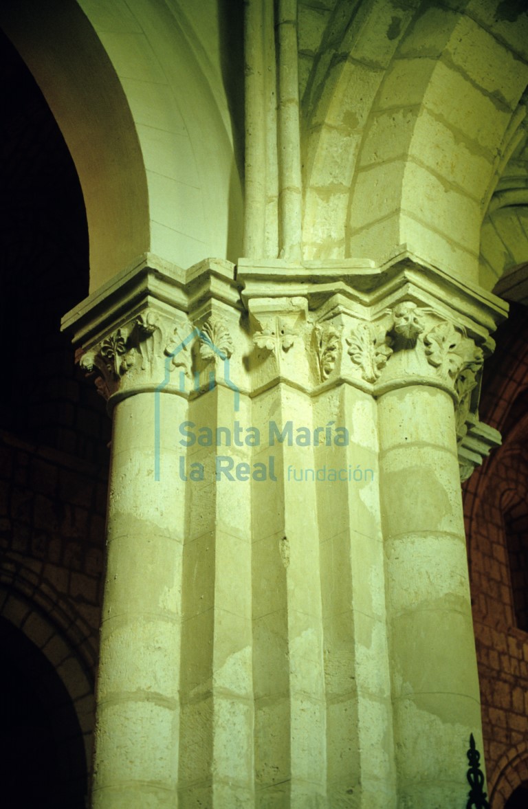 Pilar de la de la iglesia | Románico Digital Pilar de la de la iglesia | Románico Digital