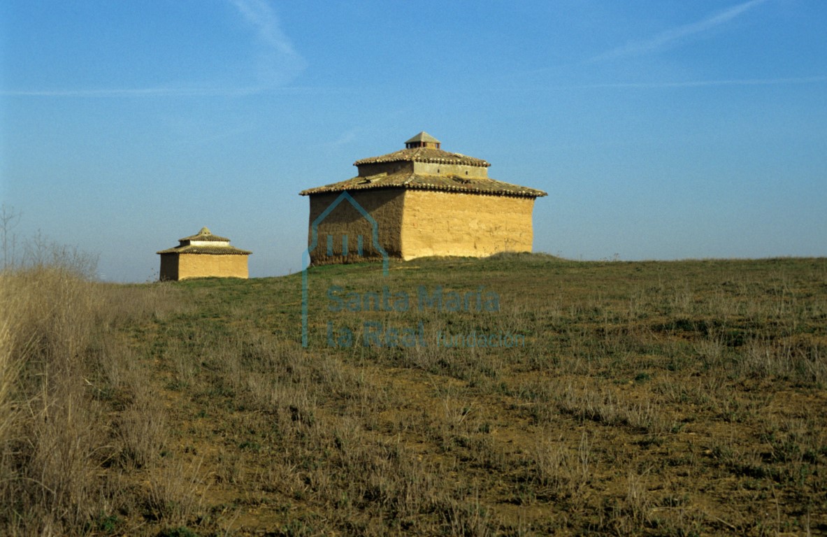 Vista general de dos palomares próximos a Cuenca de Campos