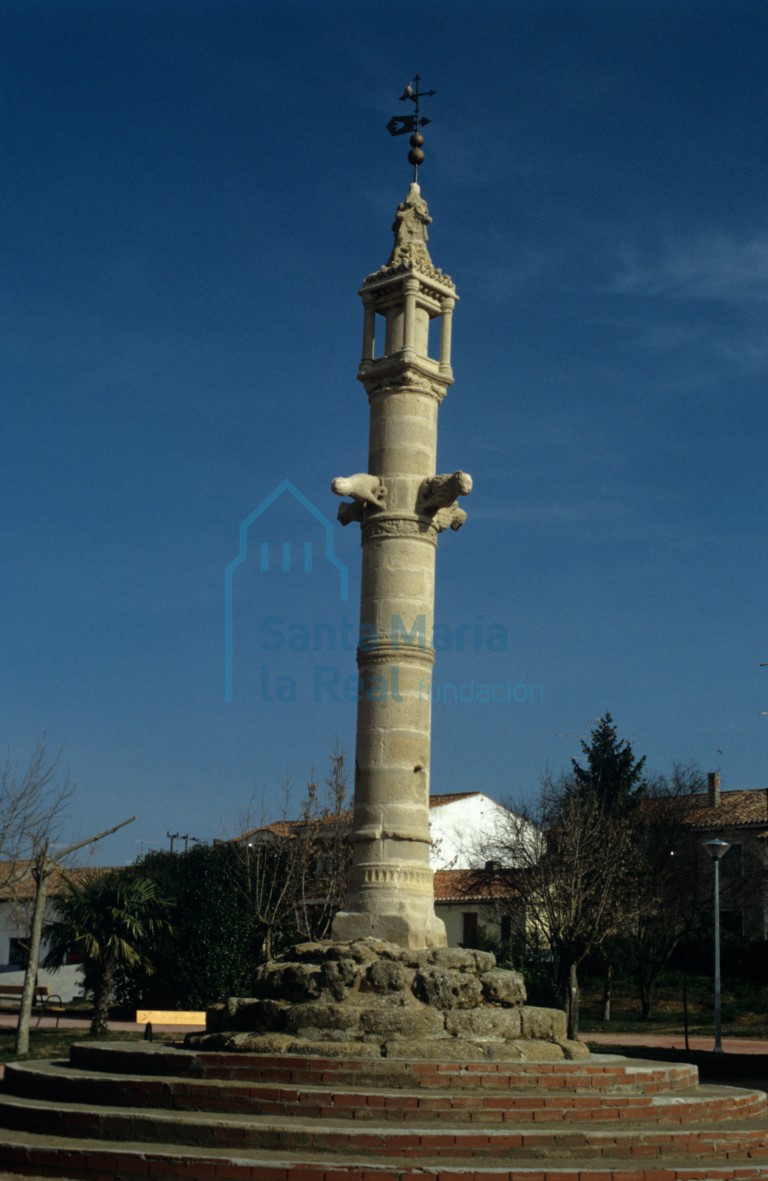 Vista general del Rollo de justicia en la plaza de Mayorga