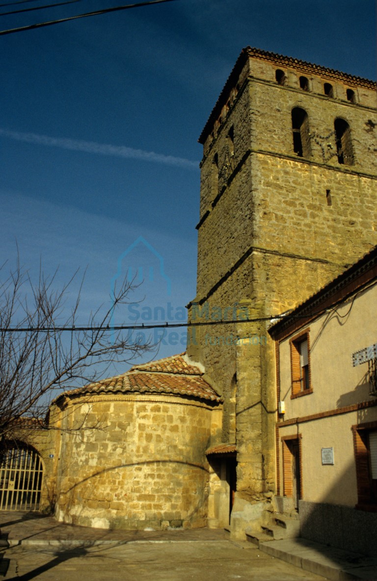 Vista del exterior del ábside y de la torre