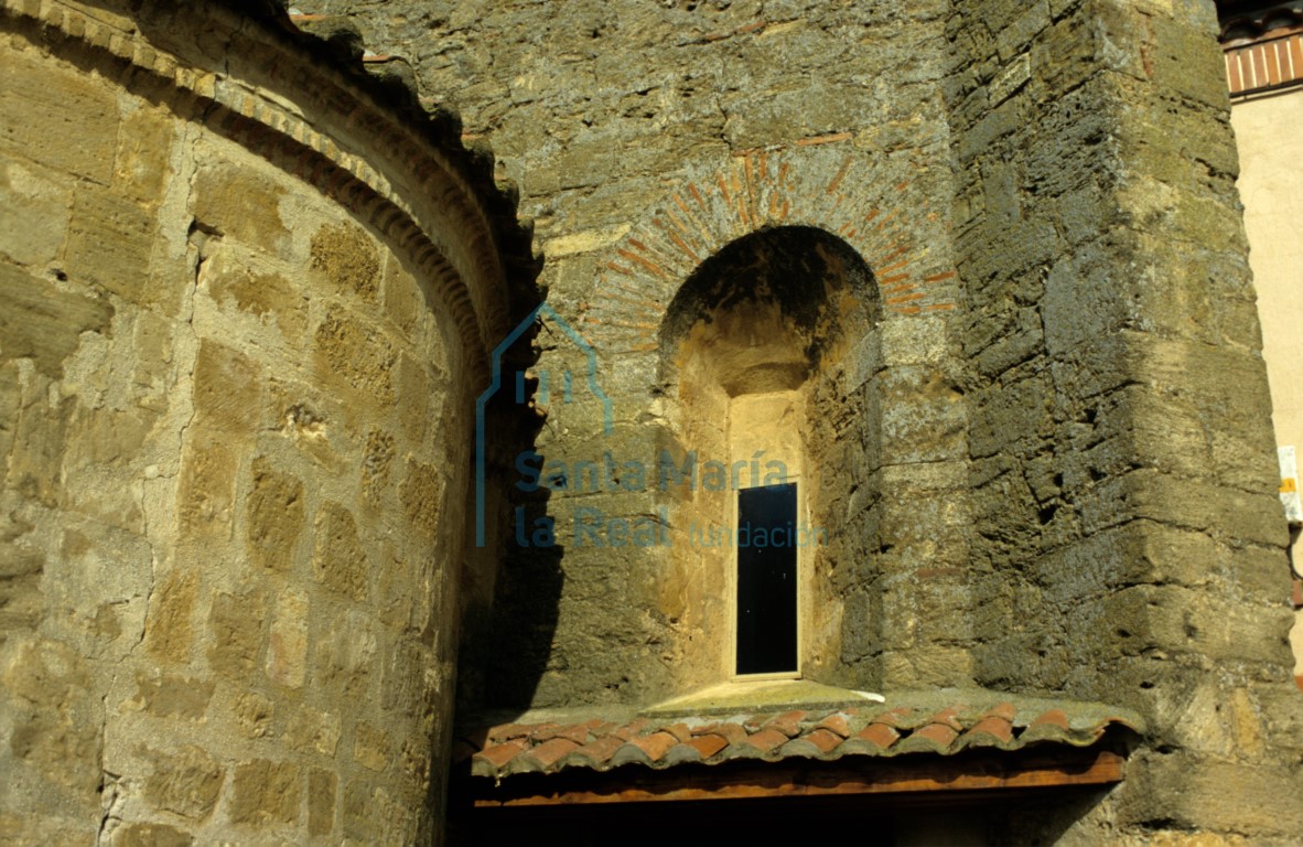 Detalle del exterior del ábside y ventana de la torre