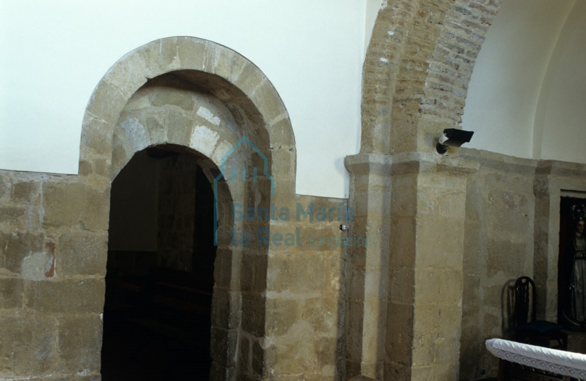Arco de acceso a la dependencia bajo la torre desde la cabecera de la nave sur