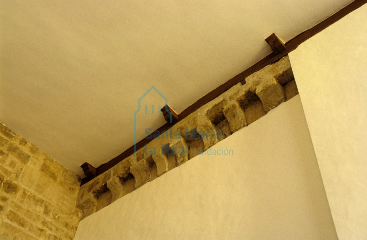Modillones en el interior de la nave principal