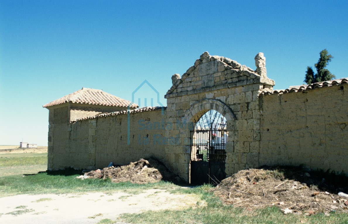 Sillares y arco reutilizados en el muro norte en la puerta de acceso al cementerio