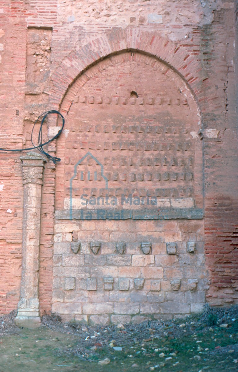 Portada cegada en la capilla del lado sur