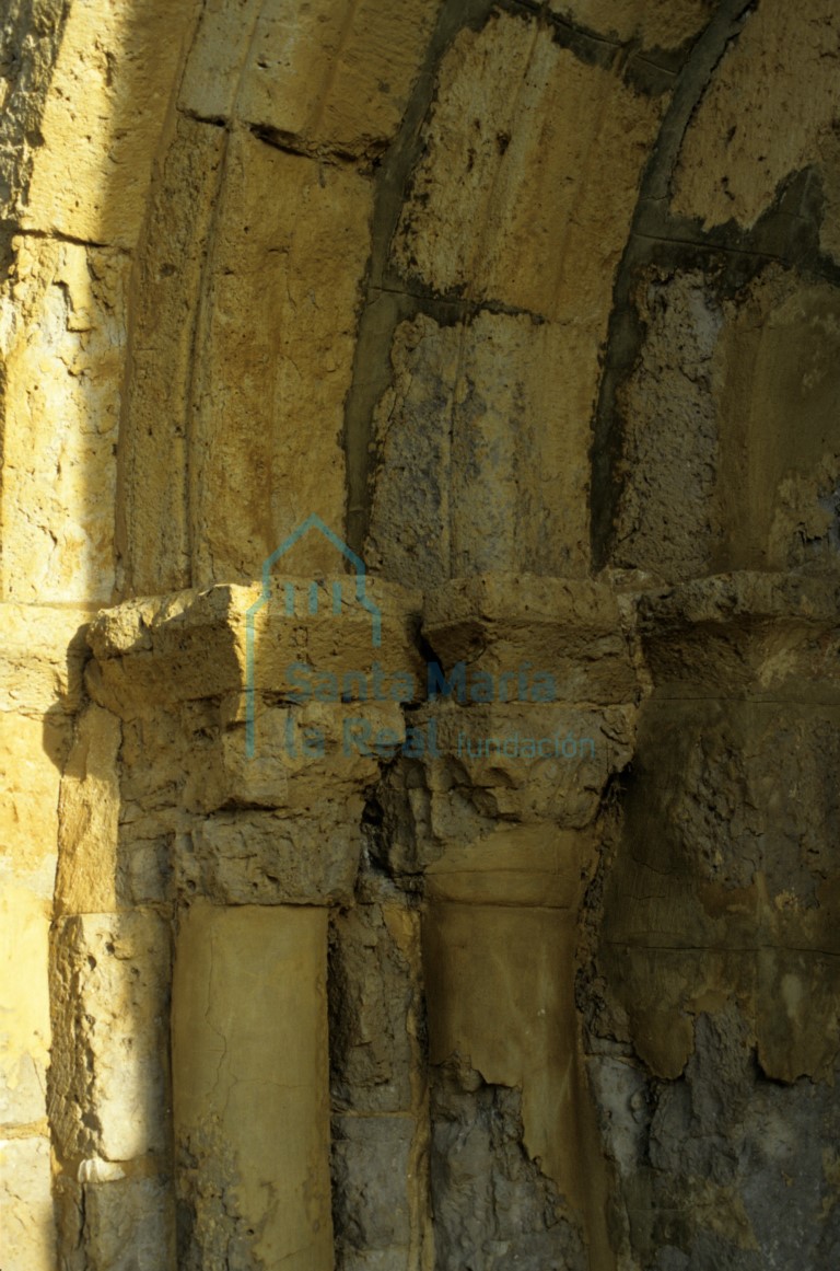 Capiteles del lado izquierdo de la portada