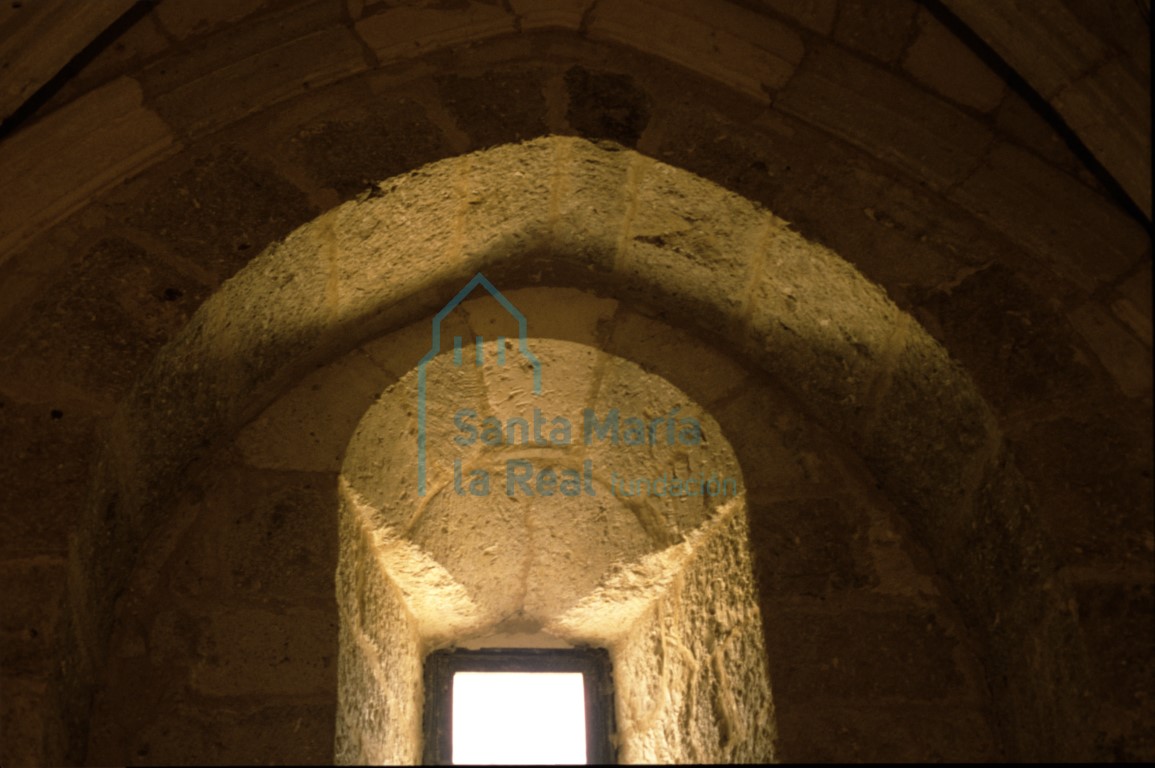 Detalle del interior de una ventana abocinada en la sacristía