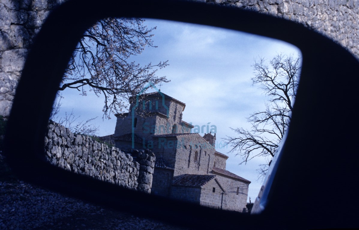 Vista desde el nordeste a través de uno de los espejos retrovisores de un vehículo
