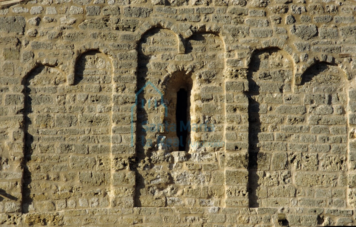 Ventana y arquillos ciegos en el exterior del brazo sur del crucero