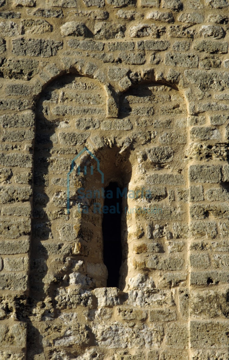 Ventana y arquillos en el exterior del brazo sur del crucero