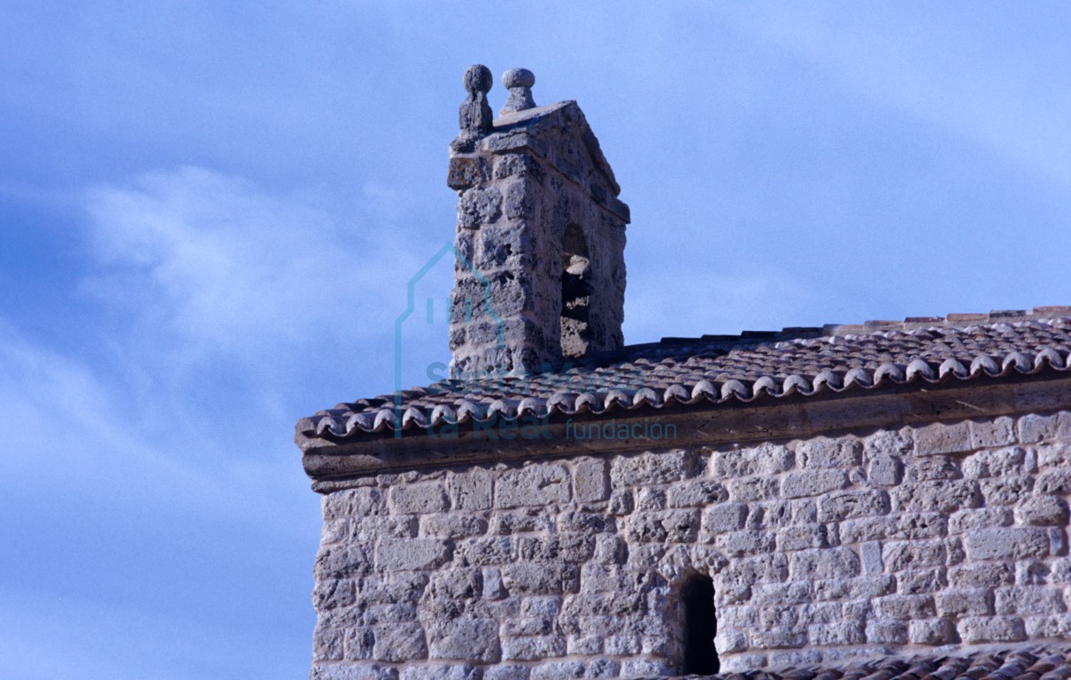 Espadaña y parte del muro sur de la nave central