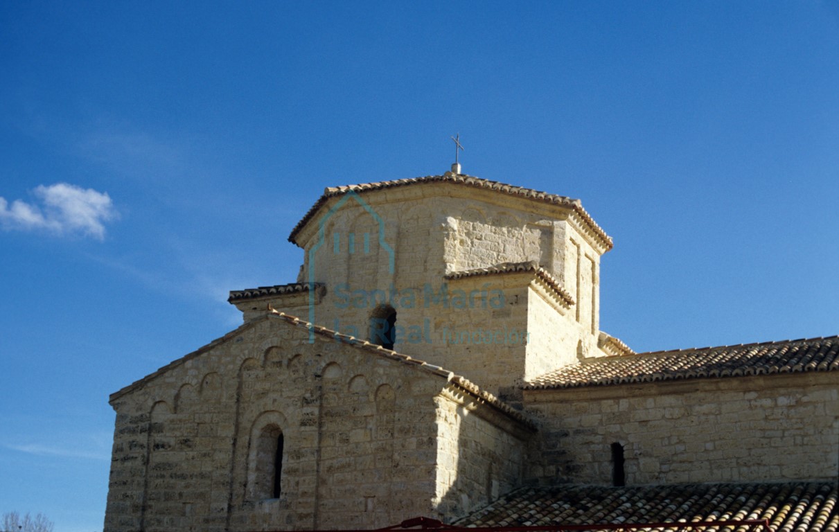 Vista del exterior del brazo norte del crucero y cúpula sobre el mismo