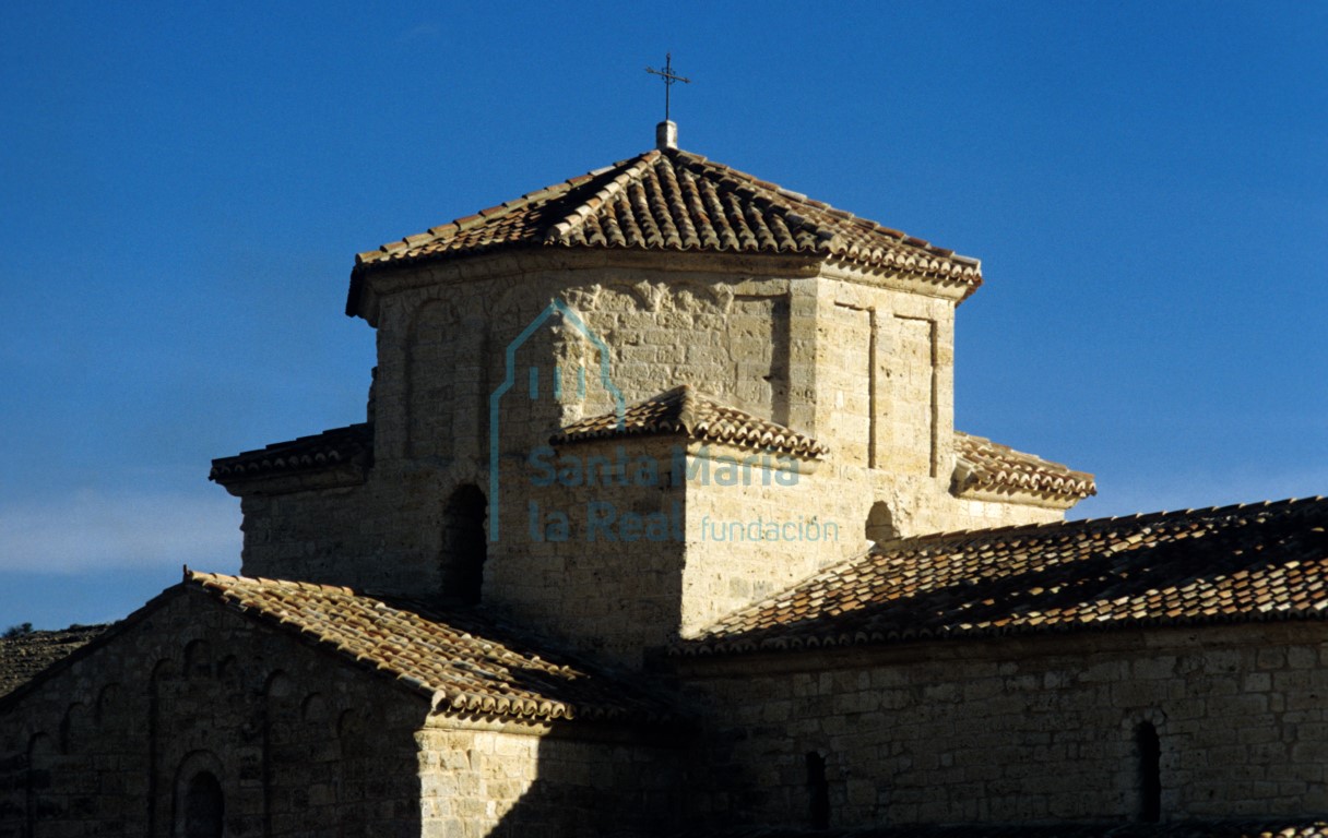 Vista del exterior del brazo norte del crucero y cúpula sobre el mismo