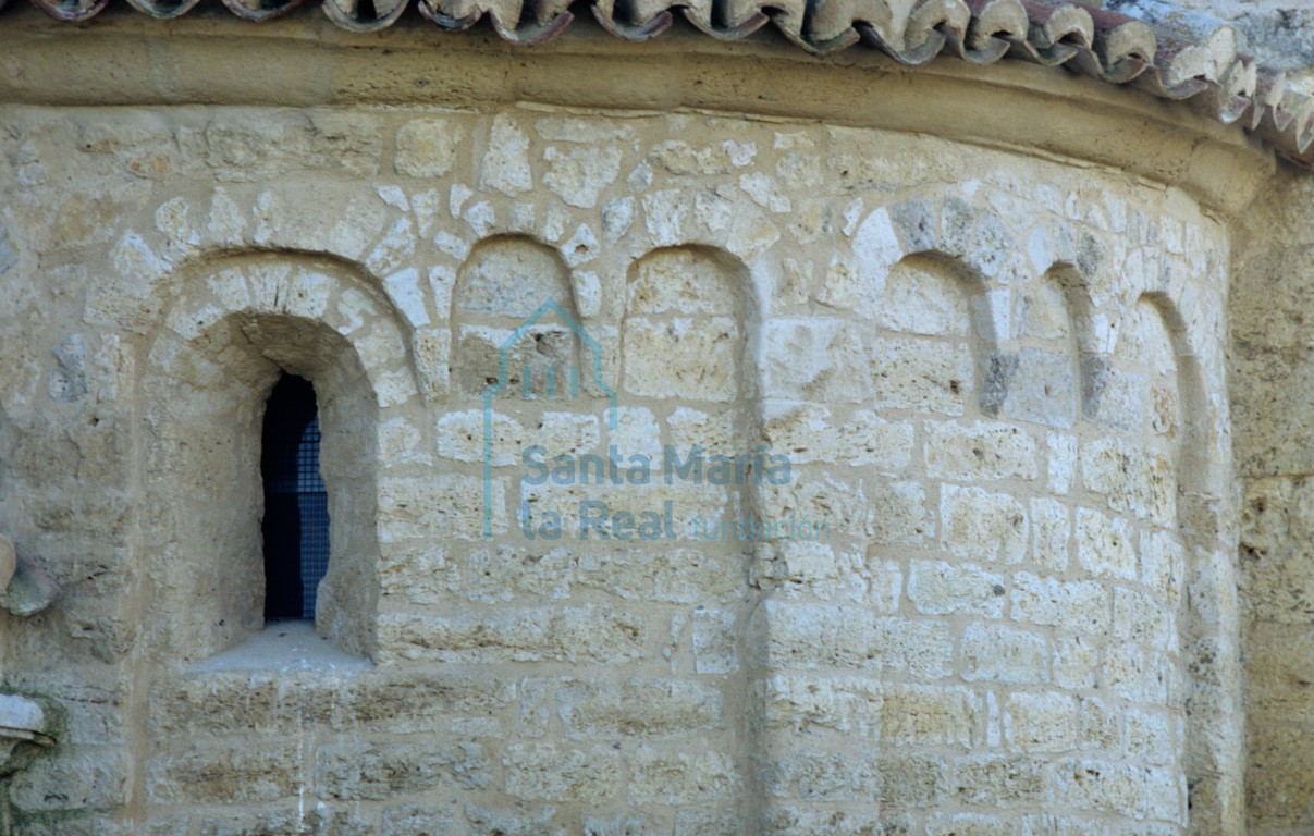 Ventana y arquillos ciegos del exterior del ábside lateral del lado norte