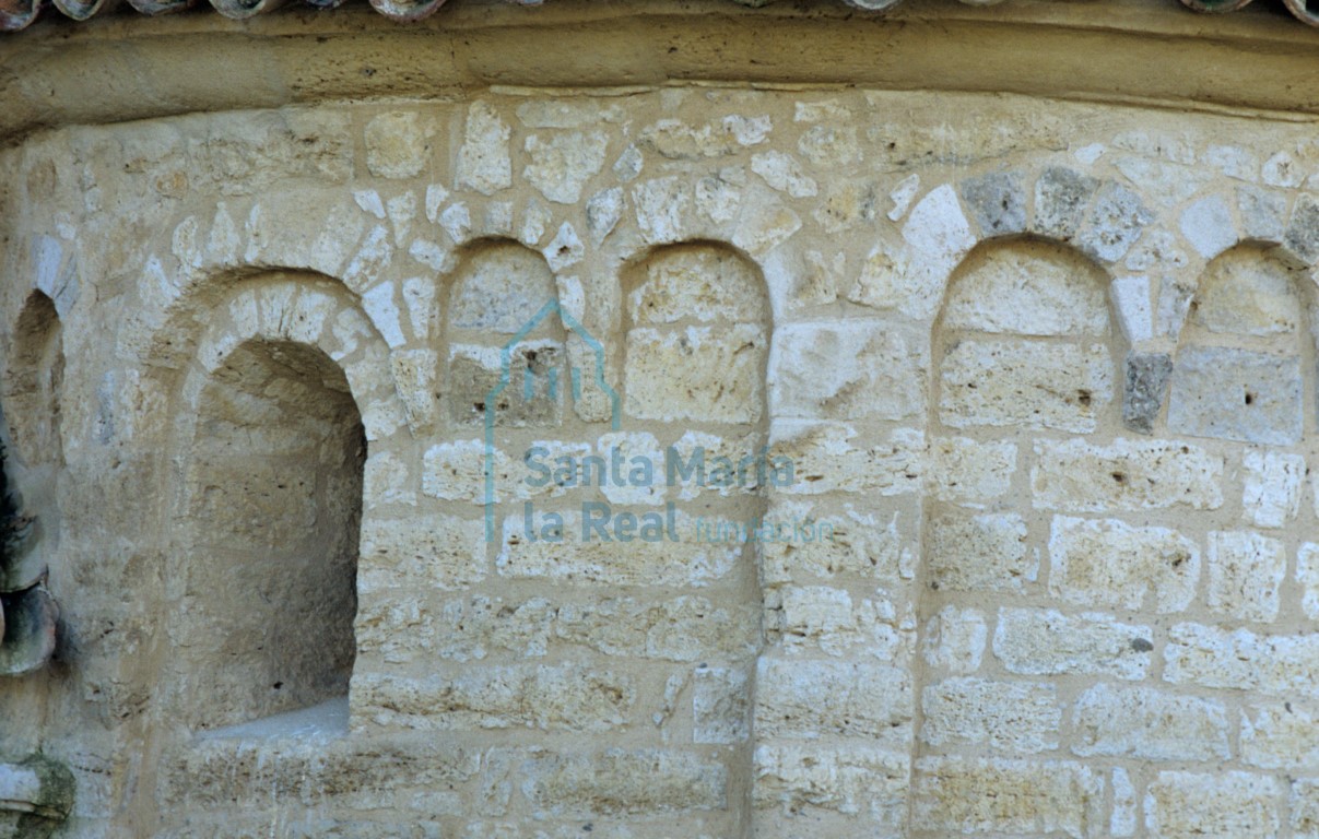 Ventana y arquillos ciegos del exterior del ábside lateral del lado norte