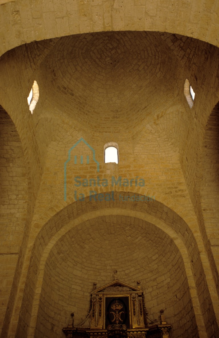 Vista del interior de la cúpula sobre el crucero desde la nave central