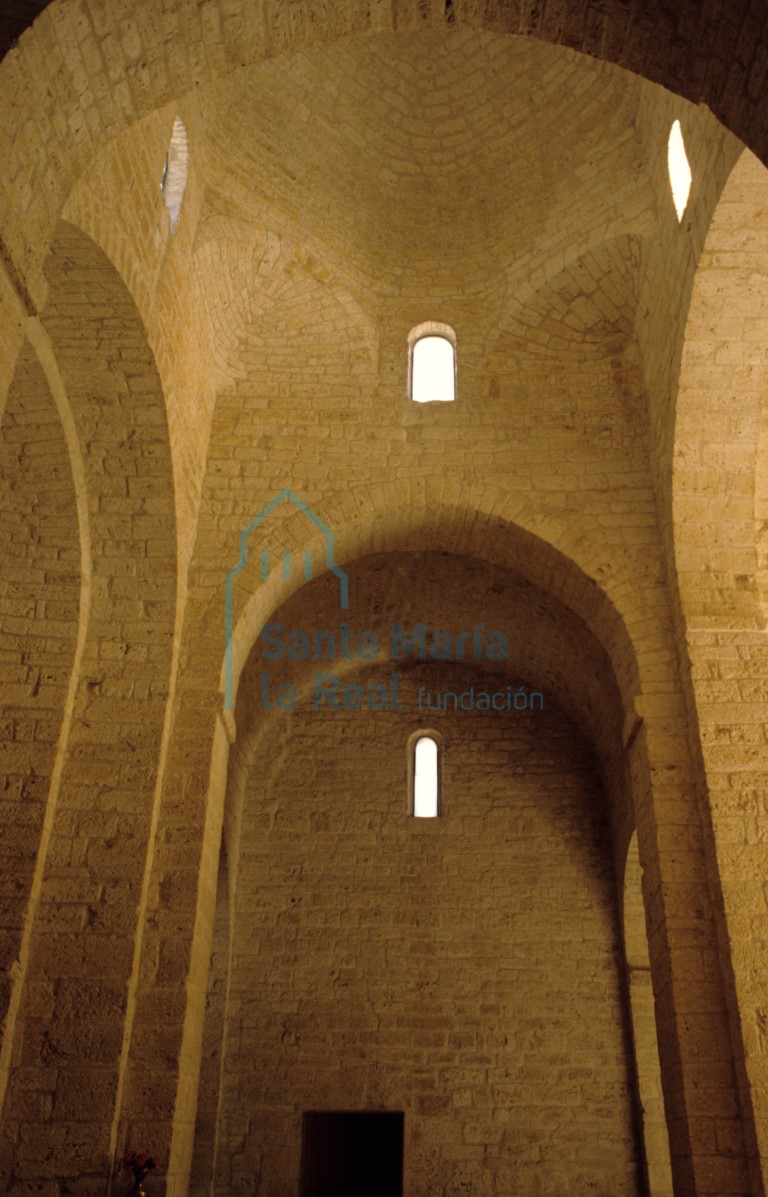 Vista del interior del brazo sur del crucero y de la cúpula sobre el mismo