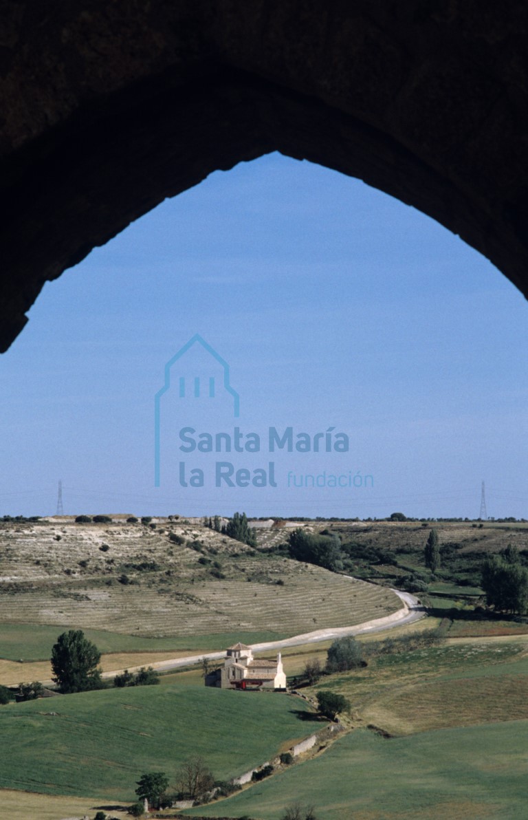 Vista general, bajo el arco de una portada de las murallas, de la iglesia de Nuestra Señora de la Anunciada